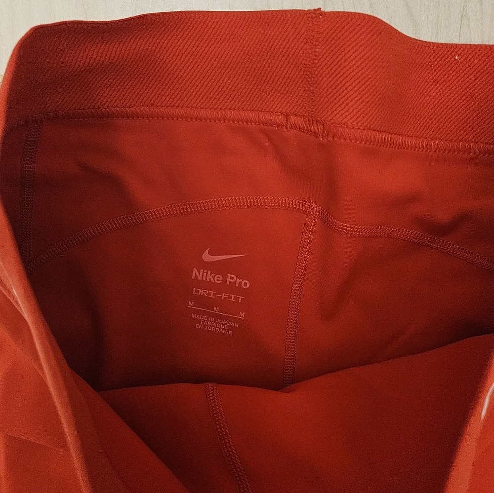 Nike Women's Red Shorts Size Meduim - Picture 5 of 7